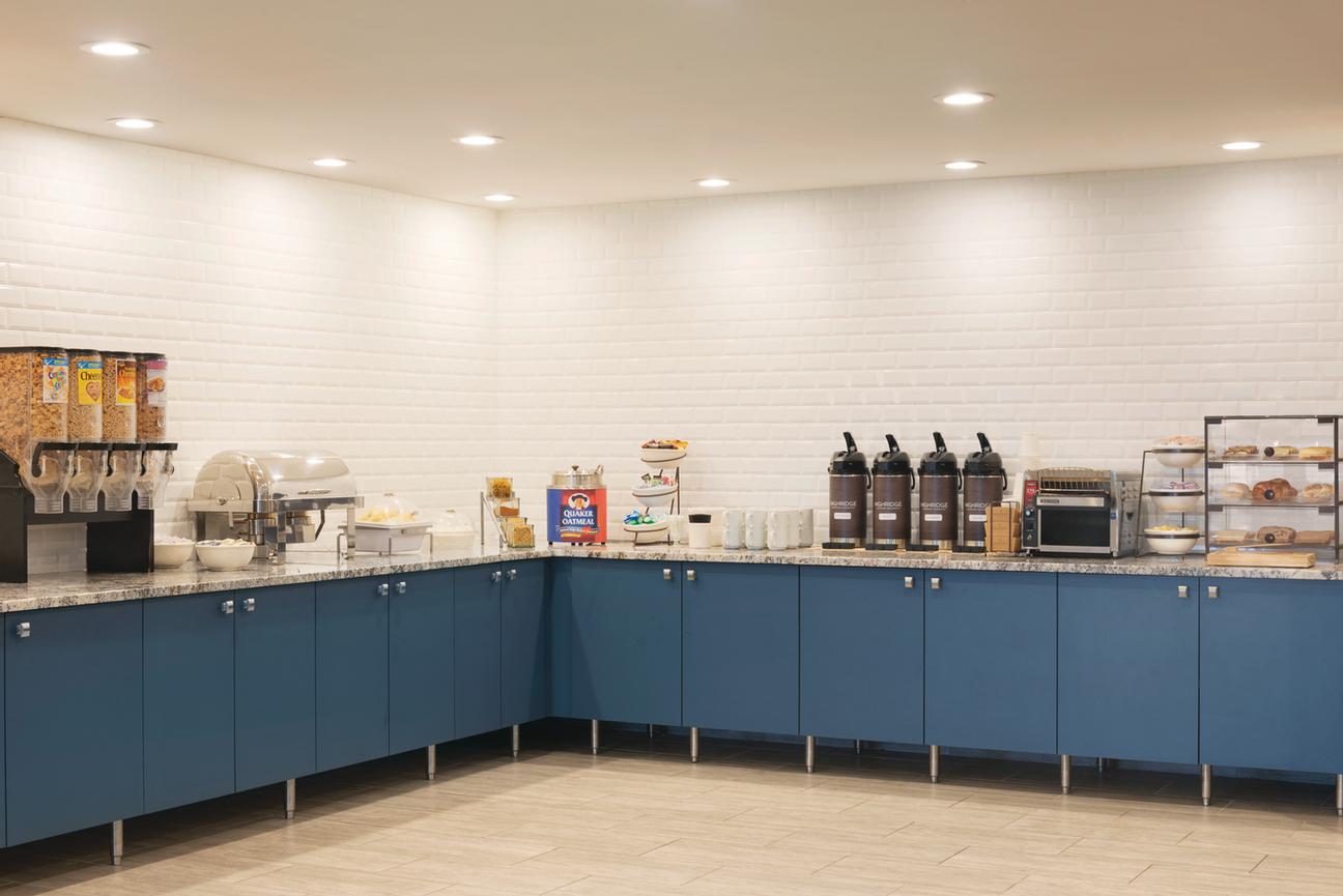Country Inn & Suites Lino Lakes - Extend Your Stay In One Of Our Suites!