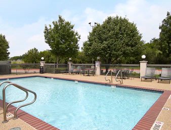Baymont Inn & Suites Ft. Worth North - Relaxing Swimming Pool