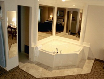 Days Inn Metro Airport - Jacuzzi Suite