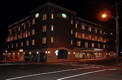 Courtyard by Marriott Historic Fredericksburg - Courtyard At Night - Downtown Historic Fredericksburg