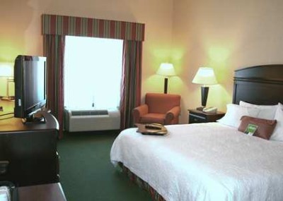 Hampton Inn & Suites - 