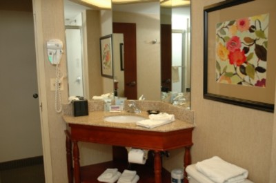 Hampton Inn Martinsburg - Guest Bath