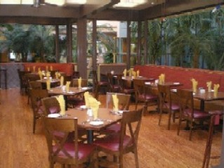 Embassy Suites Chicago North Shore - Gino's East Deerfield - Restaurant And Pizzeria