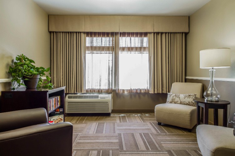Best Western Med Park Inn & Suites - Queen Suite And Sitting Area