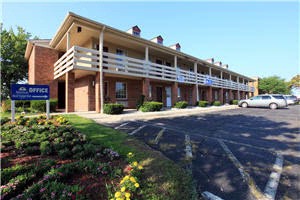 Econo Lodge - 