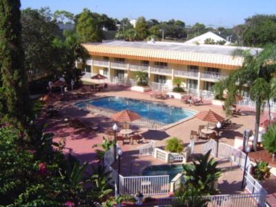 Holiday Inn Hotel & Suites - Courtyard/pool