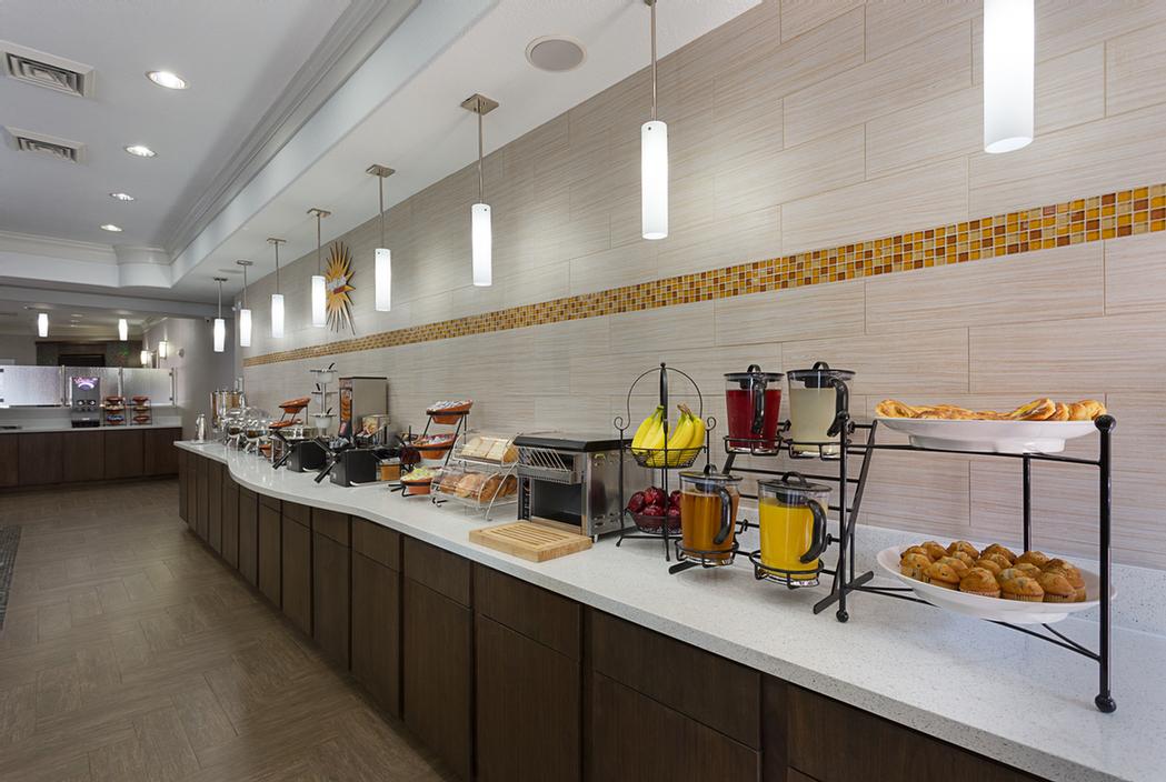 La Quinta Inn & Suites Houston Channelview - Welcoming Lobby