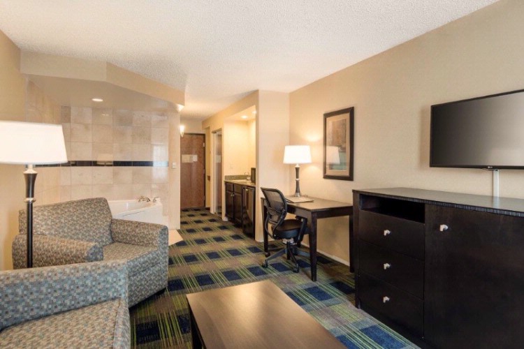 Comfort Inn & Suites - We Offer 25 Suites!