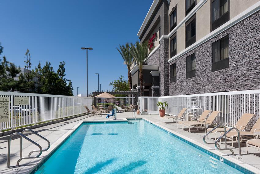 Hampton Inn Cypress - Spacious Bathrooms