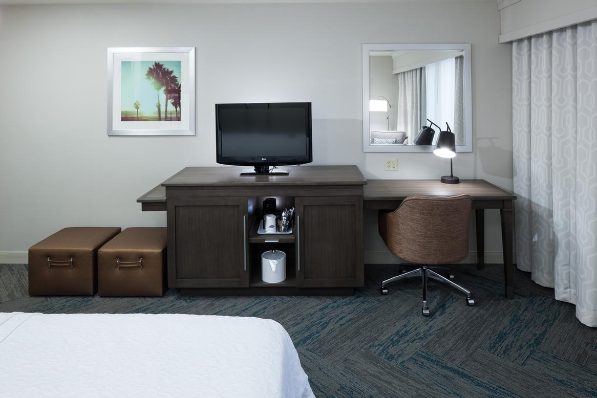 Hampton Inn Cypress - Standard King Room