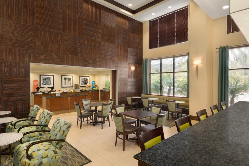Hampton Inn & Suites Thousand Oaks - Perfect Mix Lobby