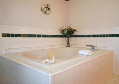 Comfort Inn Medical Center - Guest Room With King Bed And Whirlpool Bathtub