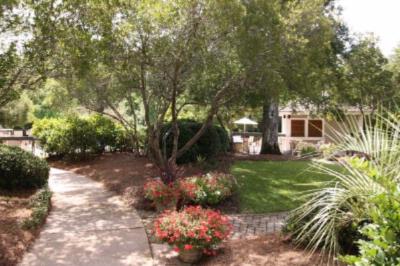 Landfall Park Hampton Inn & Suites - Pathway To The Pool