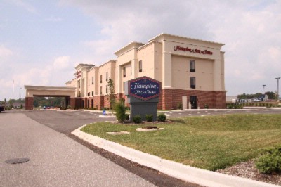 Hampton Inn & Suites - 