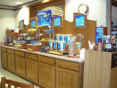 Holiday Inn Express Pella Iowa - Breakfest Bar