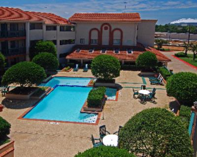 Econo Lodge Inn & Suites