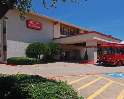 Econo Lodge Inn & Suites - Trolley Stop