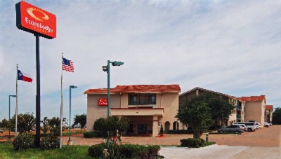 Econo Lodge Inn & Suites - Front View