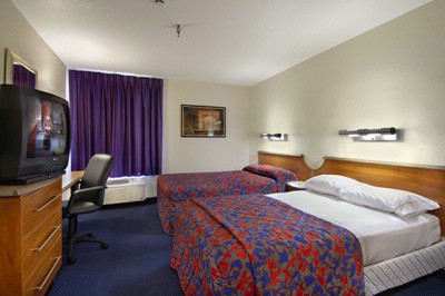 Red Roof Inn - 2 Full Size Bed Rooms