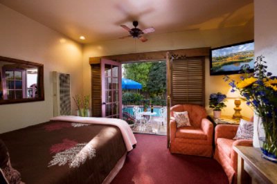 Villa Rosa Inn - Pool Side Room With Patio