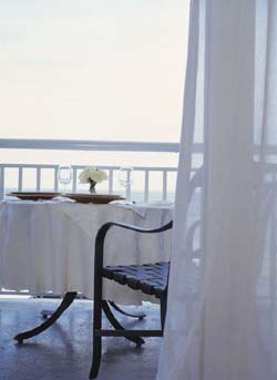 Holiday Inn Suites - 