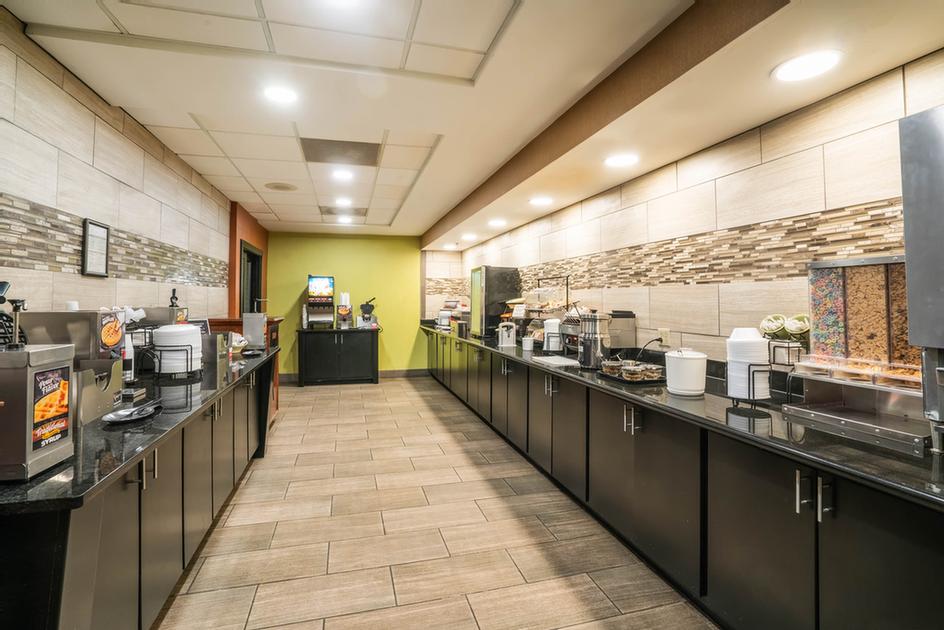 Wingate by Wyndham Clarksville - Whirlpool Suite