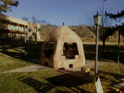 Indian Hills Inn Taos Plaza: Serene Courtyard With Guest Bbq