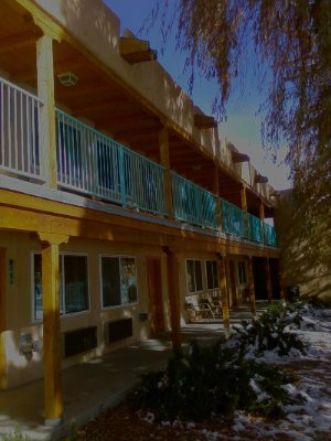 Indian Hills Inn Taos Plaza - Indian Hills Inn Taos Plaza: First Snow View Of Grandma Willow In Front Of Deluxe King Room