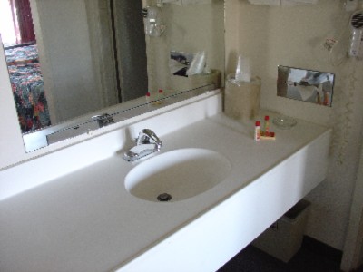 Econo Lodge of Lima - Guestroom Wash Basin