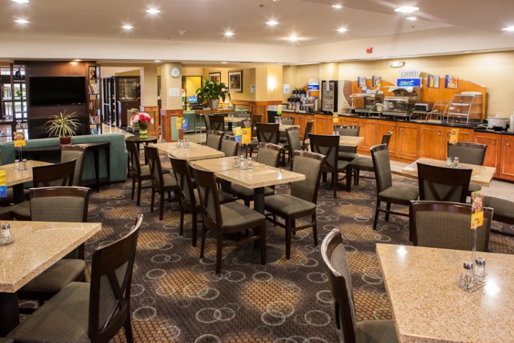 Holiday Inn Express & Suites - Breakfast Bar