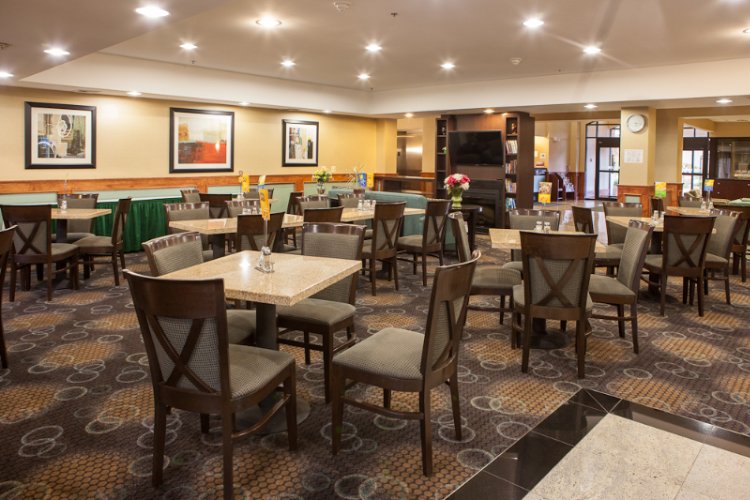 Holiday Inn Express & Suites - 