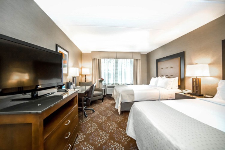 Holiday Inn South Kingstown / Newport Area - Unwind At Night In The Outdoor Pool