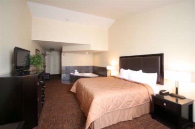 Comfort Inn & Suites - Spa Room W/king Bed