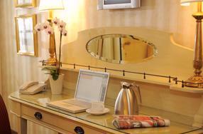 Chateau Vaudreuil Suites Hotel - 