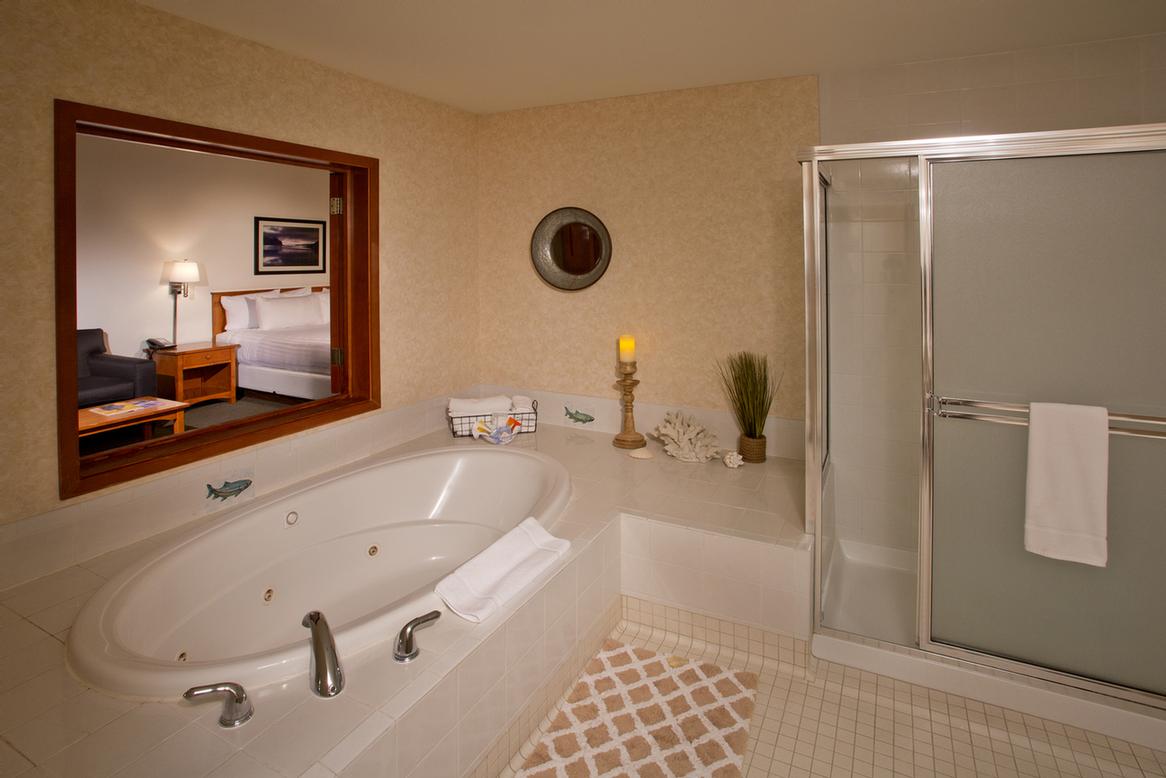 The Inn at Gig Harbor - Oval Jacuzzi Suite