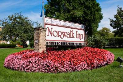 Norwalk Inn & Conference Center - Norwalk Inn A Garden Setting