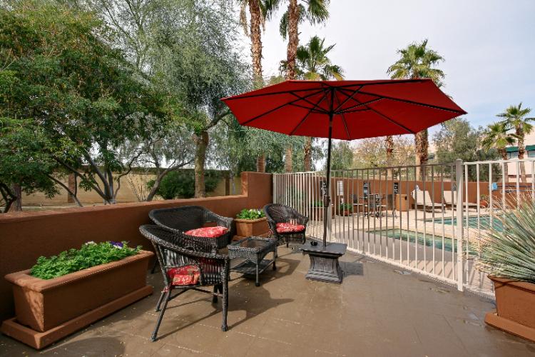 Sleep Inn Scottsdale - Bright Outdoor Sitting Area