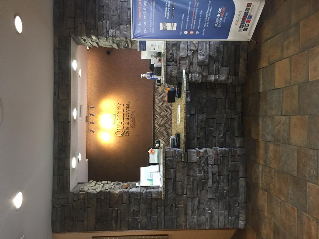 Clubhouse Inn & Suites Hotel - 