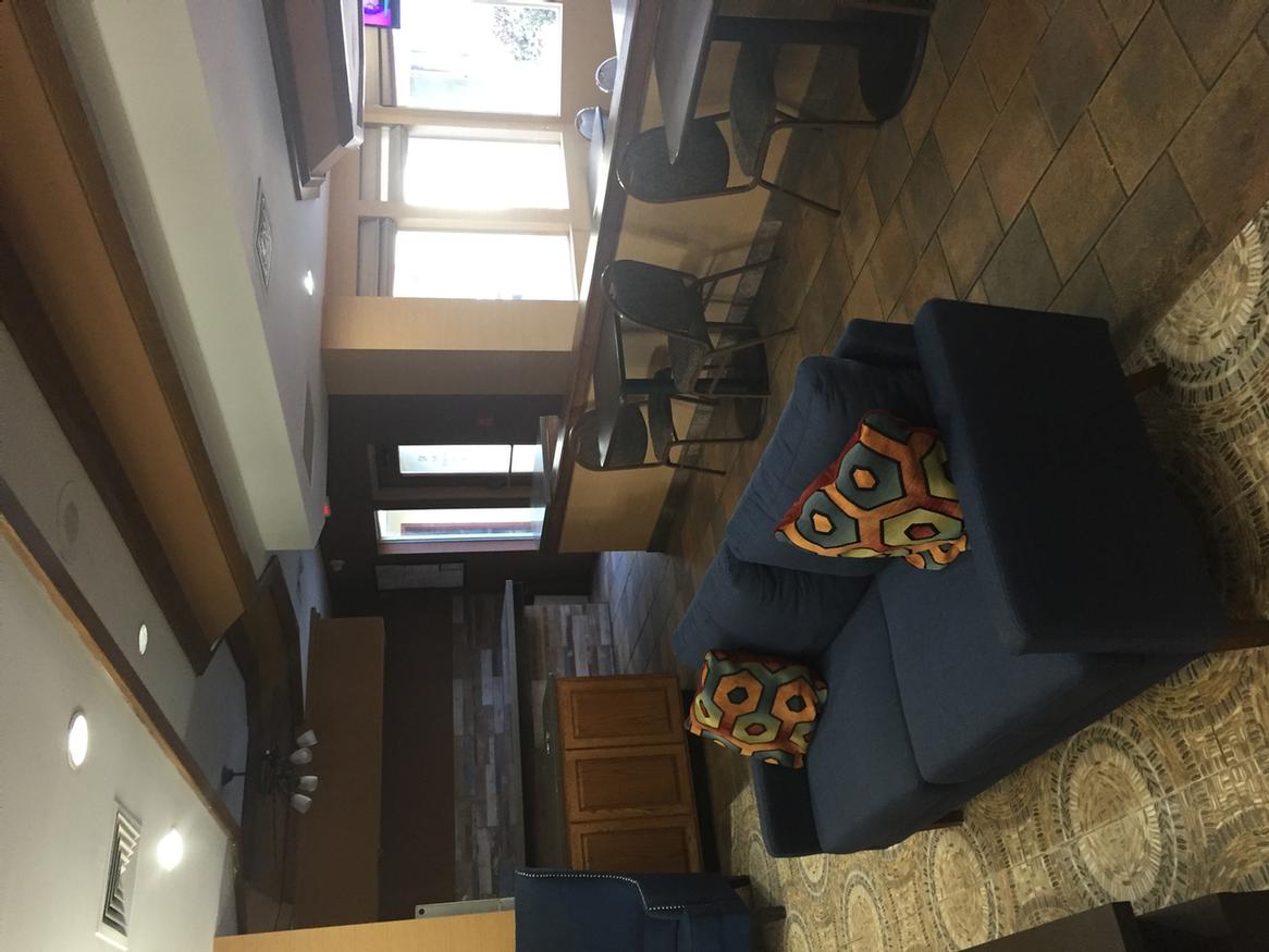 Clubhouse Inn & Suites Hotel - 