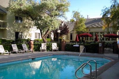 Clubhouse Inn & Suites Hotel - Suite