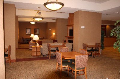 Hampton Inn & Suites - 