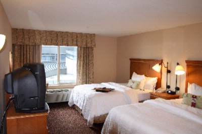 Hampton Inn & Suites - 