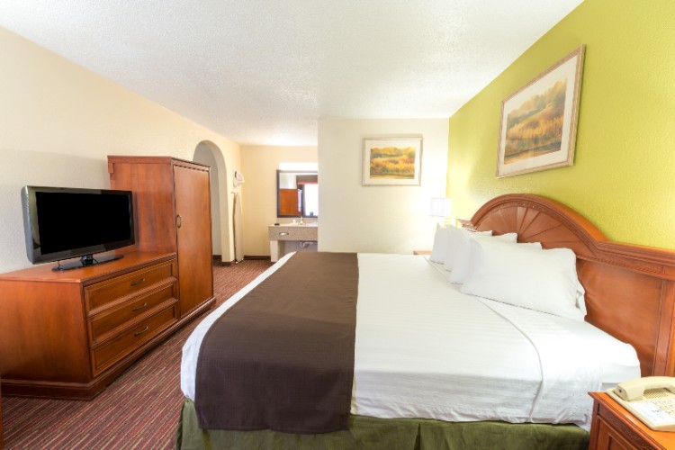 Baymont Inn & Suites Louisville East - 