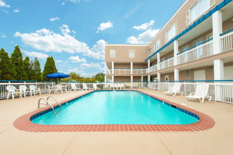 Baymont Inn & Suites Louisville East - 