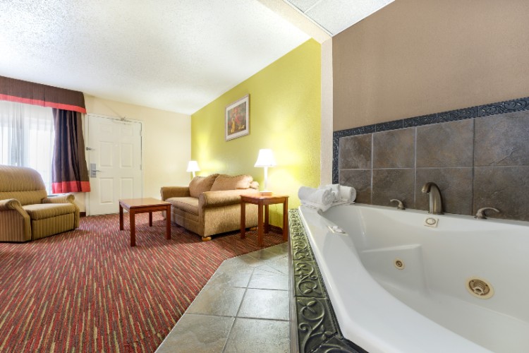 Baymont Inn & Suites Louisville East - 