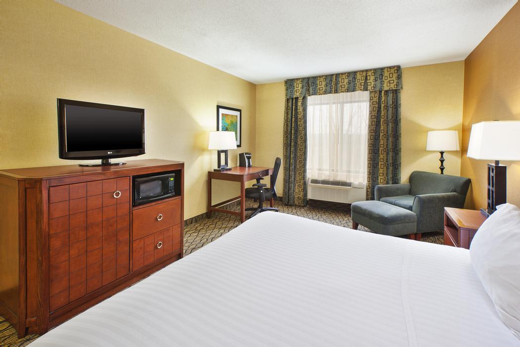 Holiday Inn Express Hotel & Suites - 