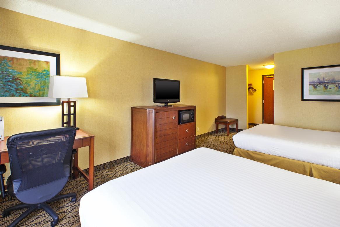Holiday Inn Express Hotel & Suites - 