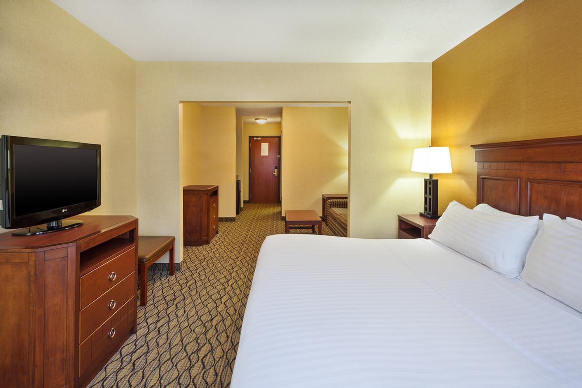 Holiday Inn Express Hotel & Suites - 