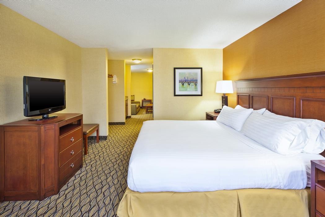 Holiday Inn Express Hotel & Suites - 