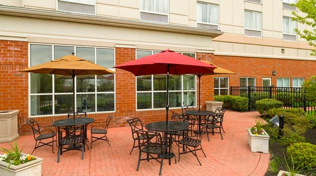 Hgi Restaurant Patio